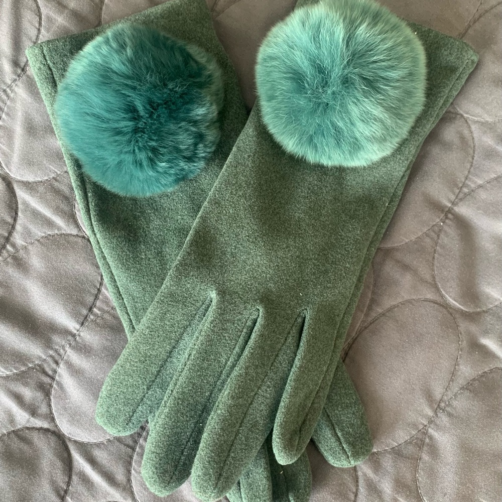 Elegant Green Gloves with Fur Pom-Poms